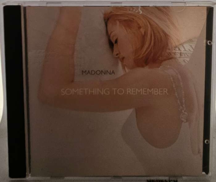 Madonna Something to Remember  (3584)