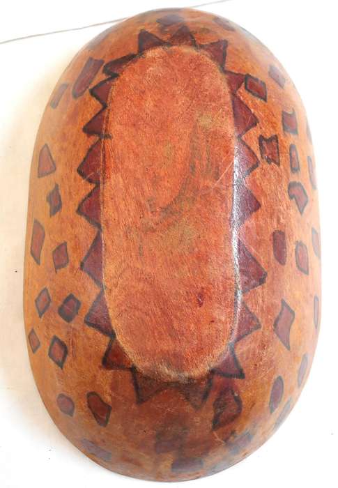 STUNNING AFRICAN MADE RECTANGULAR SHAPED WOODEN BOWL DECORATED WITH GIRAFFEE