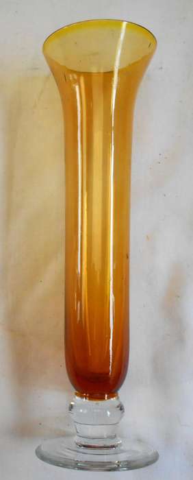 STUNNING VINTAGE AMBER COLOUR SPECIMEN VASE 20.5 CM IN HEIGHT WITH CLEAR BASE