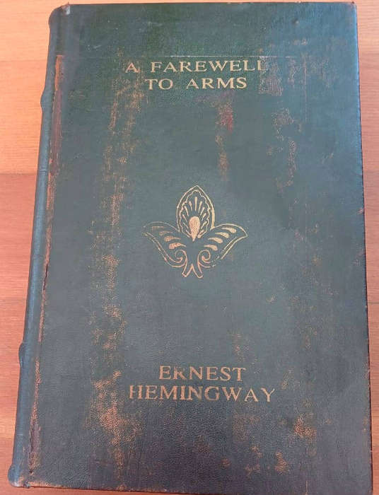 Hemingway - A Farewell to Arms ( in wooden presentation box)