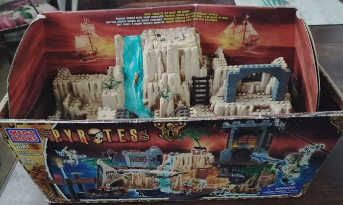 Large Mega Bloks set (Pirates)