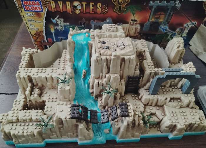 Large Mega Bloks set (Pirates)