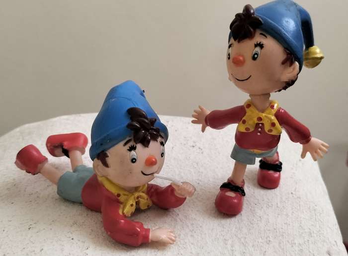 Vintage hard plastic figurines (x 2)