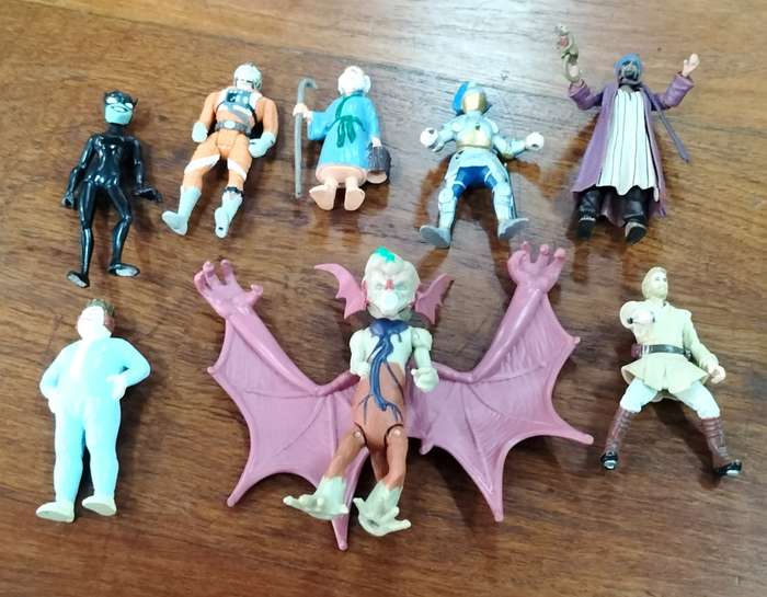 Vintage toy - Smaller figurines (x 8)