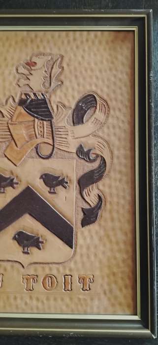 Du Tout Familie wapen / family crest carved in leather (35 x 28cm)