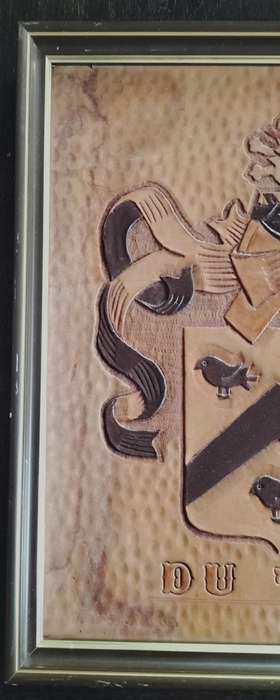 Du Tout Familie wapen / family crest carved in leather (35 x 28cm)