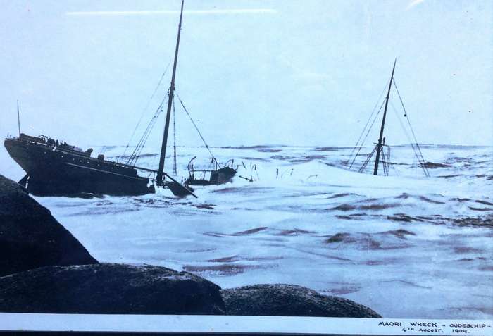 Framed print of the Wreck of the Maori 4 August 1909 - Oudeschip