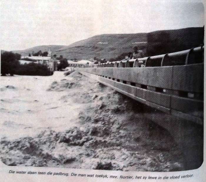 Ons het op die Dakke gesit-ooggetuieverslae van die Laingsburgvloedramp-25 Januarie 1981