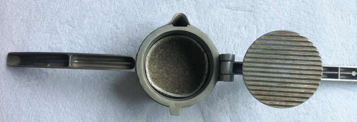 Vintage Aluminium Bebe-Presse masher, juicer, ricer, fruit press   Made in Switzerland