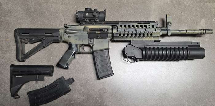 AIRSOFT USA M4 ASSAULT RIFLE WITH EXTRAS