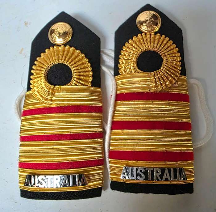 AUSTRALIAN NAVY CAPTAIN PEAK CAP AND RANK BOARDS