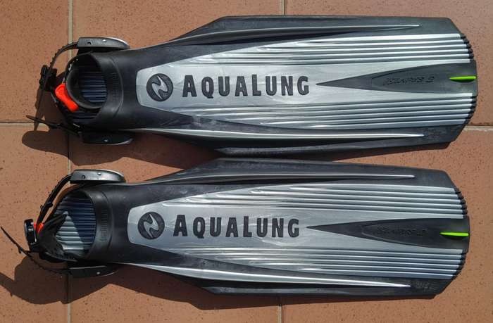 SCUBAPRO WETSUIT (Lady) + booties, mask & flippers