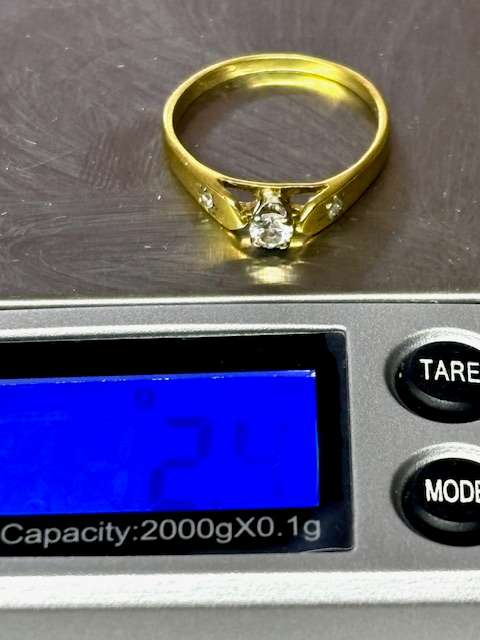 18ct Yellow Gold Diamond Ring :-  Beautiful