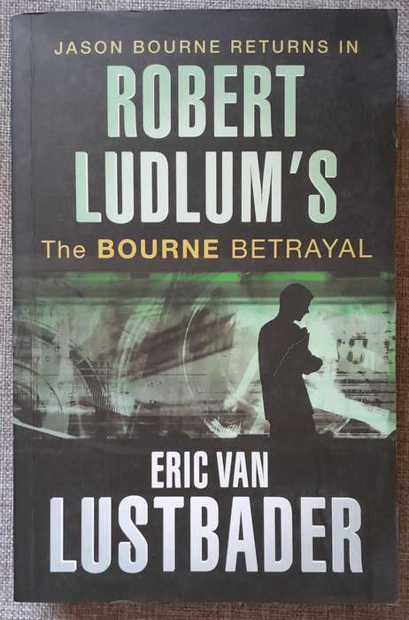The Bourne Betrayal - Robert Ludlum (Large Softcover)