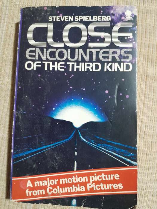 Close Encounters  of the Third Kind - Steven Spielberg. (Book)