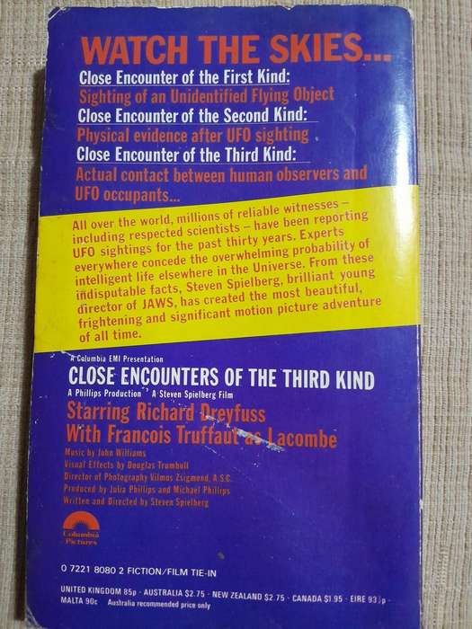 Close Encounters  of the Third Kind - Steven Spielberg. (Book)