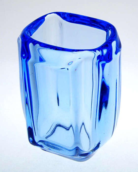 AN ICONIC DESIGN : RECTANGULAR BLUE VASE, DESIGNED BY LADENA VIZNEROVA IN 1968 FOR RUDOLFOVA GLASS