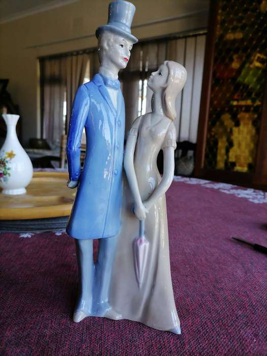 PORCELAIN FIGURINE OF YOUNG COUPLE