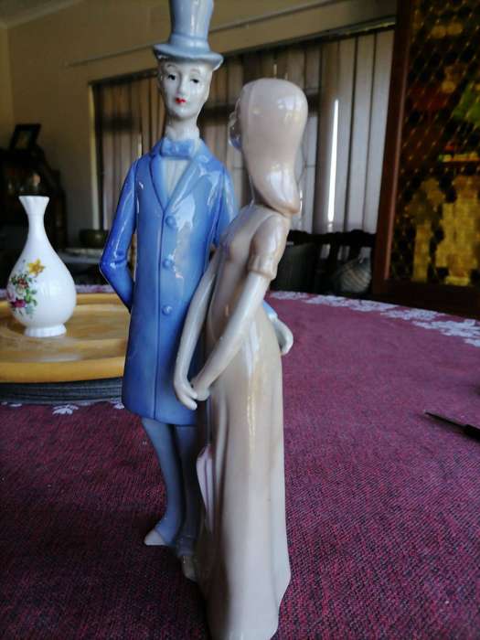 PORCELAIN FIGURINE OF YOUNG COUPLE