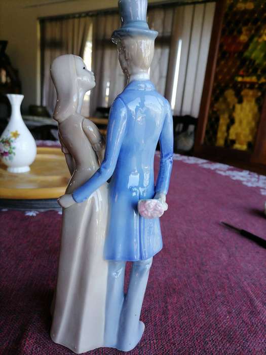 PORCELAIN FIGURINE OF YOUNG COUPLE