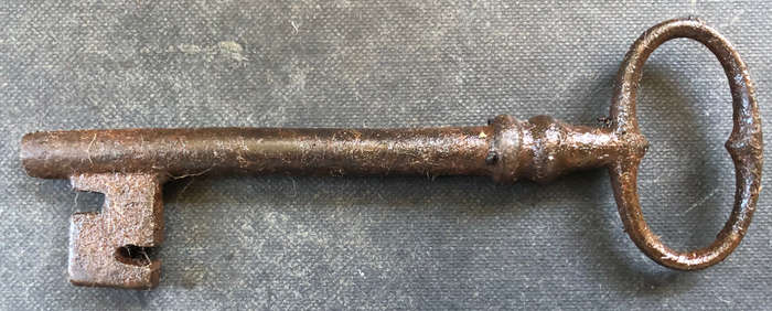 KEY LARGE GEORGIAN WIRE BOW CIRCA 1800'S SOLID CAST IRON