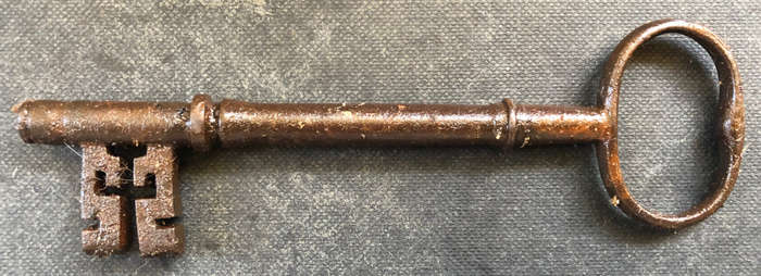 KEY LARGE GEORGIAN WIRE BOW CIRCA 1800'S SOLID CAST IRON
