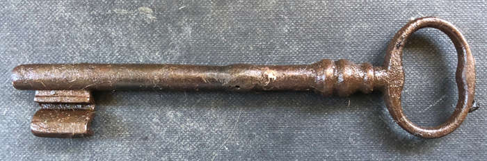KEY LARGE GEORGIAN WIRE BOW CIRCA 1800'S SOLID CAST IRON
