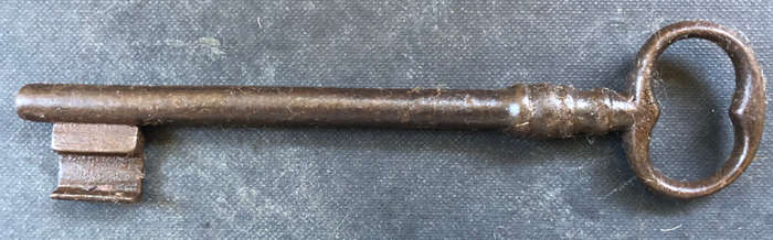 KEY LARGE GEORGIAN WIRE BOW CIRCA 1800'S SOLID CAST IRON