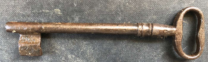 KEY LARGE GEORGIAN WIRE BOW CIRCA 1800'S SOLID CAST IRON