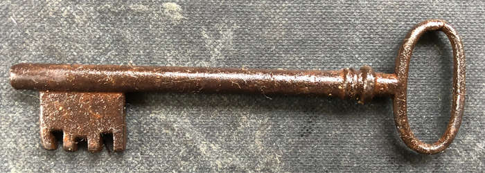 KEY GEORGIAN WIRE BOW CIRCA 1800'S SOLID CAST IRON