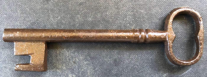 KEY LARGE GEORGIAN WIRE BOW CIRCA 1800'S SOLID CAST IRON