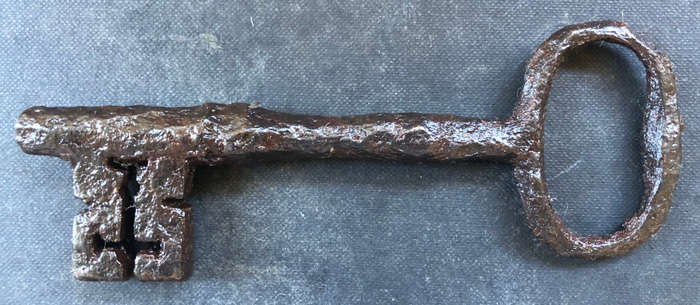KEY LARGE GEORGIAN WIRE BOW CIRCA 1800'S CAST IRON