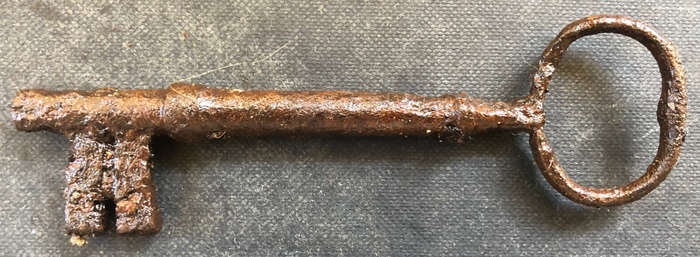 KEY LARGE GEORGIAN WIRE BOW CIRCA 1800'S SOLID CAST IRON