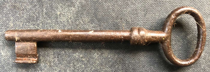 KEY GEORGIAN WIRE BOW CIRCA 1800'S SOLID CAST IRON
