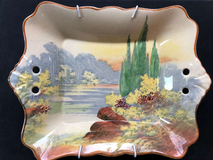 ROYAL DOULTON WOODLEY VALE SERIESWARE SCALLOPED DISH D5369