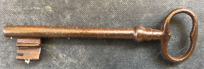 KEY LARGE GEORGIAN WIRE BOW CIRCA 1800'S SOLID CAST IRON