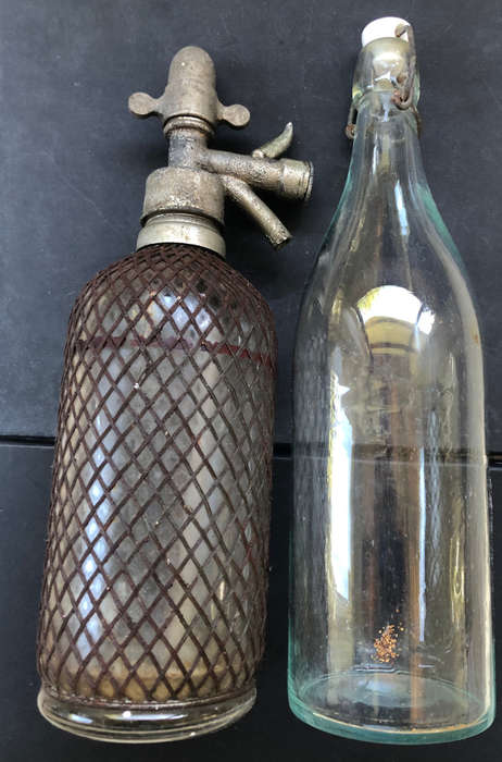 SODA SYPHON 4103 GLASS WITH TYPICAL MESH SURROUND AND GLASS BOTTLE WITH CERAMIC SWING TOP