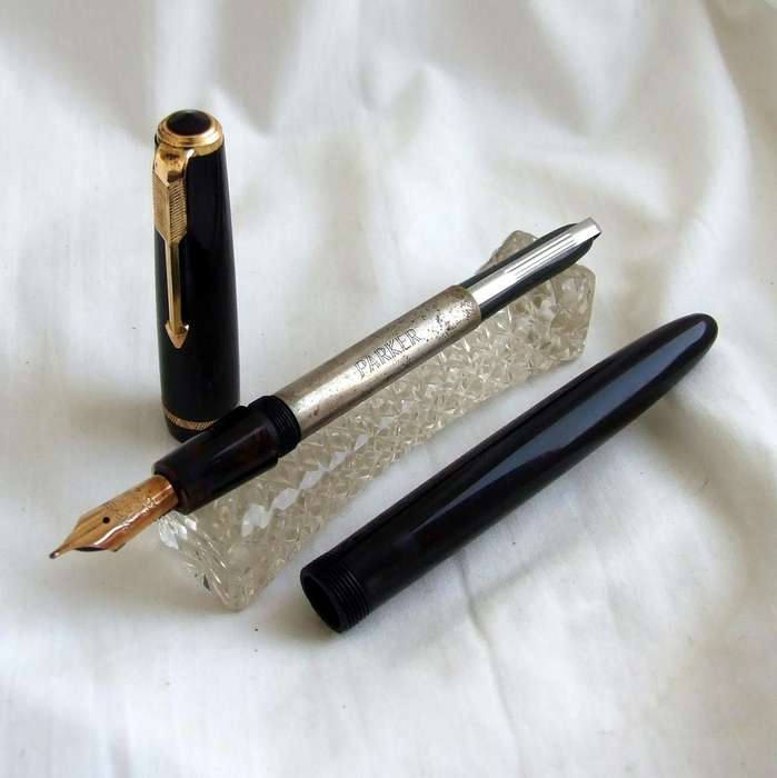 Vintage black made in England PARKER DUOFOLD in good and working condition, 14ct nib.