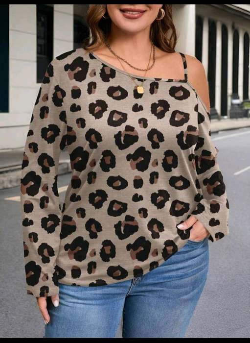 Stunning  Top:  3XL