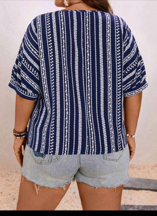 Stunning  Top: 4XL