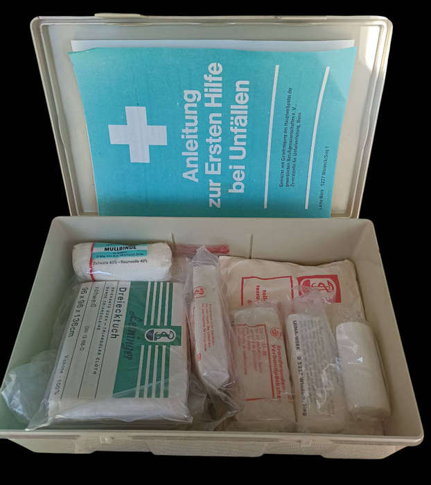 Collectable Vintage German Kraftwagen Leina-werk 5227 Windeck/Sieg 1 Car first aid box and content