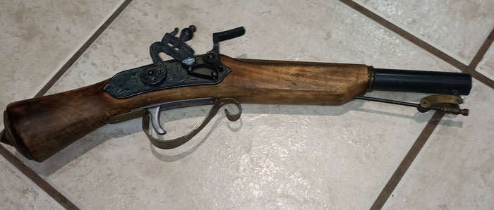 Nice Black smoke ornamental 40 cm L hand pistol with detail and engraving and trigger mechanism work