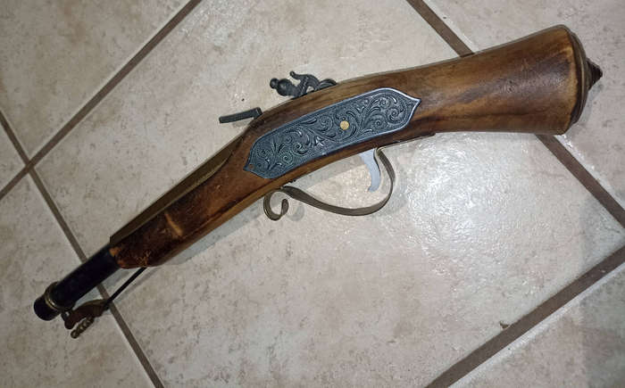 Nice Black smoke ornamental 40 cm L hand pistol with detail and engraving and trigger mechanism work