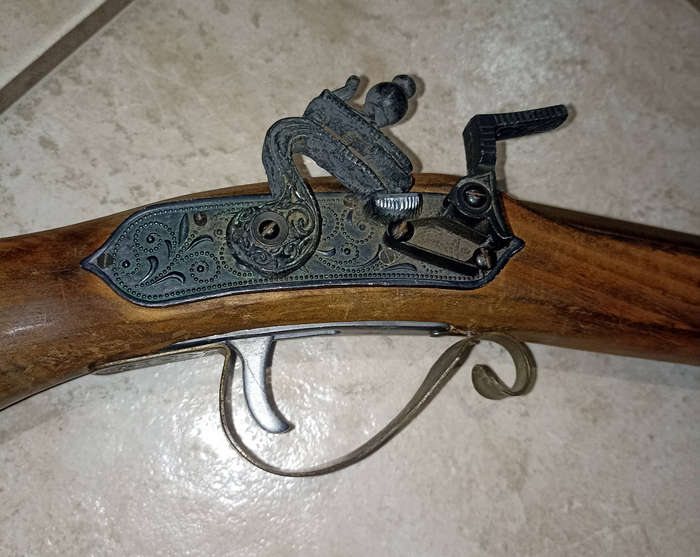 Nice Black smoke ornamental 40 cm L hand pistol with detail and engraving and trigger mechanism work