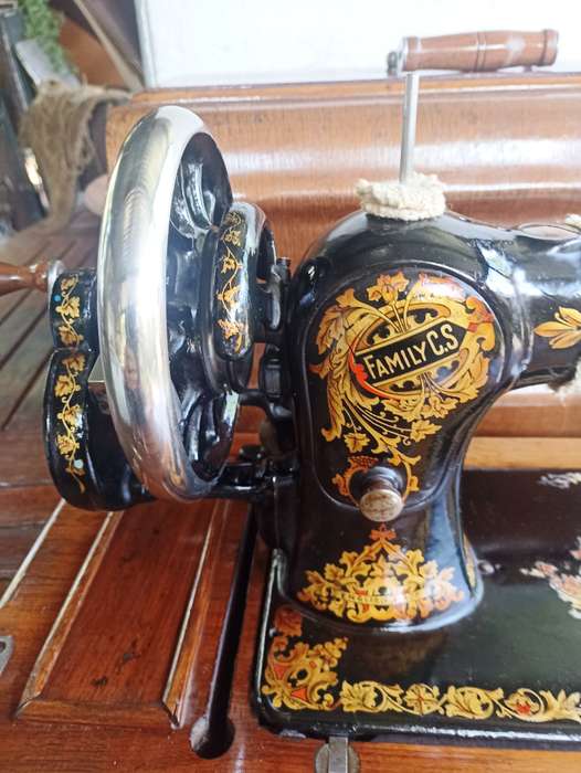 Vintage Jones Family C.S. English made-serial 430737-Crank Sewing Machine- good working condition