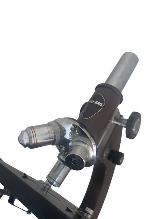 Vickers No 880373 - 3 lenses (40 0.65, 4 010 & 10 025)Microscope working order & light is working