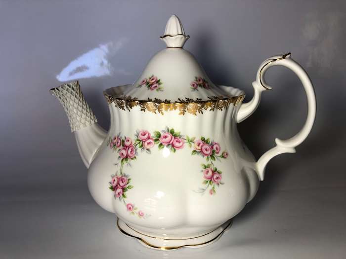 ROYAL ALBERT TEA POT - DIMITY ROSE - PERFECT CONDITION