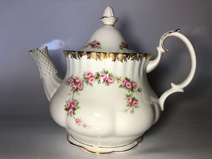 ROYAL ALBERT TEA POT - DIMITY ROSE - PERFECT CONDITION