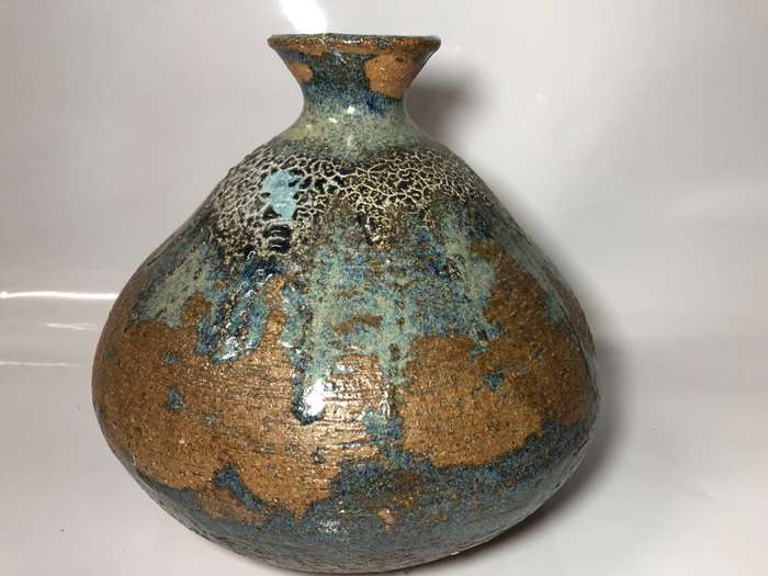 VINTAGE POTTERY VASE - 23CM- NEAR PERFECT CONDITION