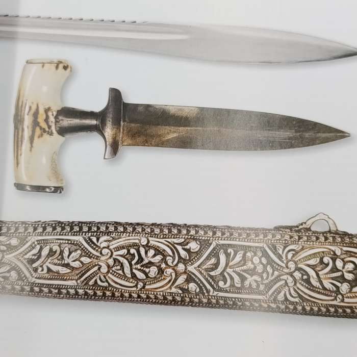 World Encyclopedia of knives, daggers & bayonets